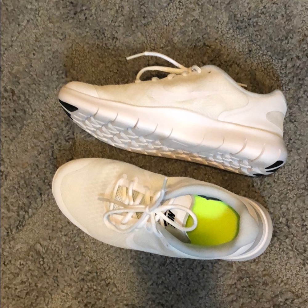 White uni-sex Nike free RN